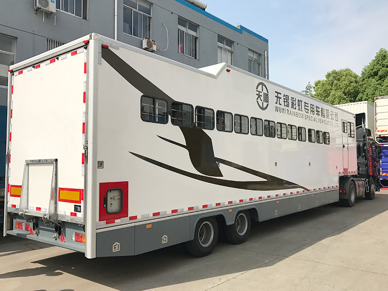 半掛9匹斜載運(yùn)馬車(chē)